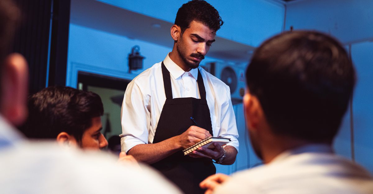 Réduire les no-shows au restaurant avec WhatsApp — image de couverture HEXTECH Blog